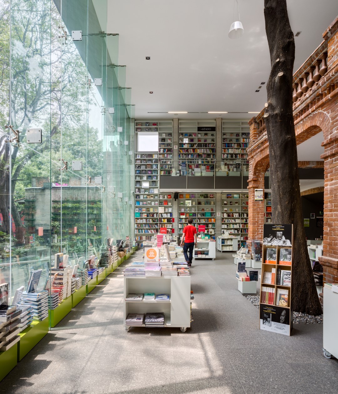 O Centro Cultural Elena Garro, na Cidade do México, requalificou um casarão histórico. Uma casca-moldura transparente que leva os livros até a rua. Foto: Rafael Gamo/ Divulgaão O Centro Cultural Elena Garro, na Cidade do México, requalificou um casarão histórico. Uma casca-moldura transparente que leva os livros até a rua. Foto: Rafael Gamo/ Divulgaão