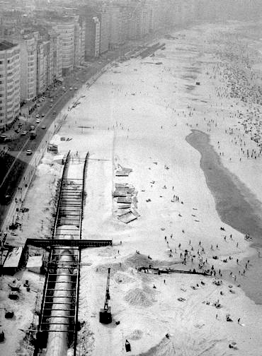 Foto do processo de aterro em Copacabana nos anos 1970 integra pesquisa histórica do projeto da Grua. Foto: Acervo/O Globo Foto do processo de aterro em Copacabana nos anos 1970 integra pesquisa histórica do projeto da Grua. Foto: Acervo/O Globo