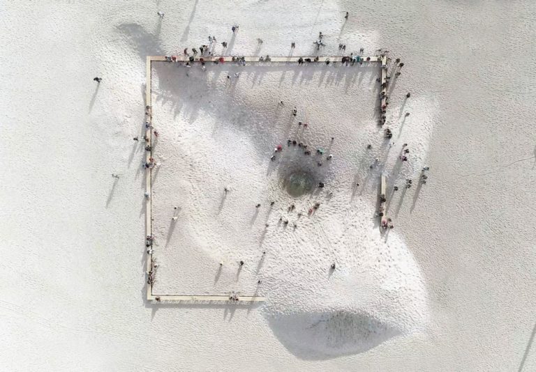 Instalação "A praia e o tempo", realizada pelo Grua em 2018 na Praia de Copacabana. Foto: Acervo pessoal/Tempo Festival