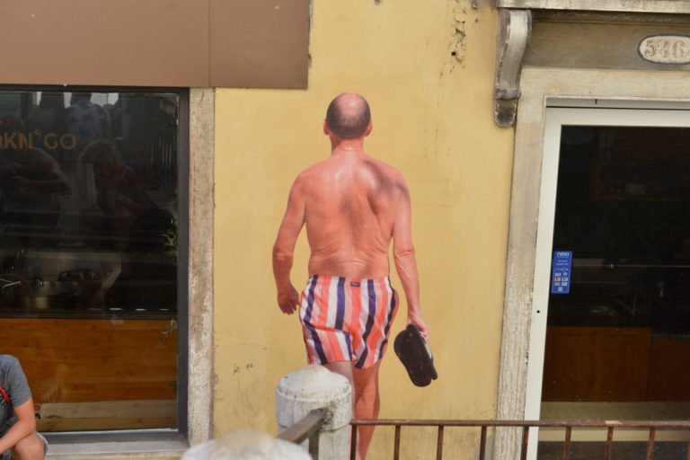 Fotógrafo paranaense fez três intervenções com lambe-lambes em Veneza e foi apelidado de 'novo Banksy'. Fotos: Estevan Reder/Divulgação