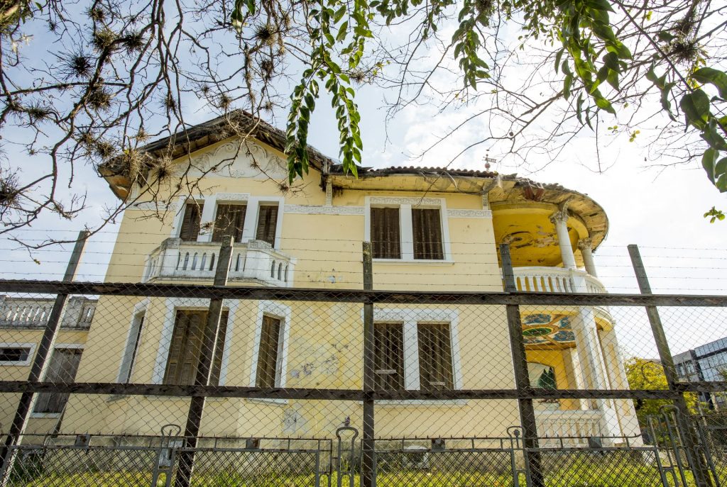Justiça exige restauro imediato de casarão raro de Curitiba que pode desmoronar Villa Campo Largo chama a atenção nos arredores da Praça Ouvidor Pardinho. Foto: Hugo Harada/Arquivo/Gazeta do Povo