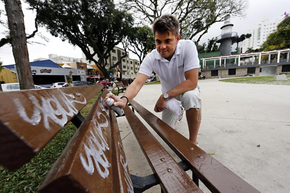 Em 2015, os bancos da Praça da Espanha receberam pintura com tinta antipiche baseado em nanotecnologia Foto: Albari Rosa/Arquivo Gazeta do Povo Em 2015, os bancos da Praça da Espanha receberam pintura com tinta antipiche baseado em nanotecnologia Foto: Albari Rosa/Arquivo Gazeta do Povo