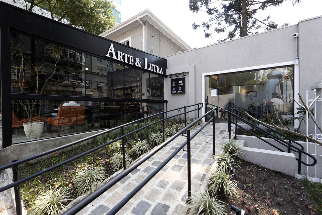 Rua Desembargador Motta, 2011: o novo endereço da Arte e Letra é o 4º na mesma quadra do Batel. Fotos: Albari Rosa/Gazeta do Povo