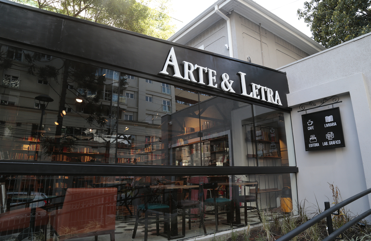 "Vitrine" de livros revela, desde a fachada, onde é o coração da casa. "Vitrine" de livros revela, desde a fachada, onde é o coração da casa.