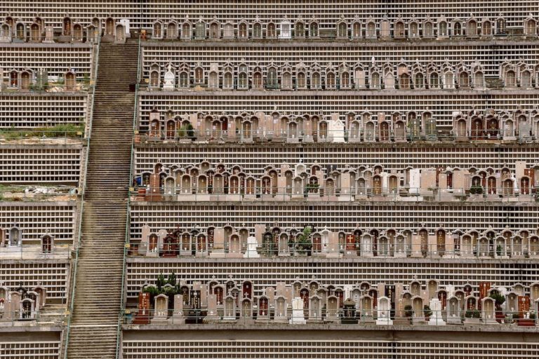 Série de fotos do inglês Finbarr Fallon, "Dead Space" denuncia a superlotação dos cemitérios de Hong Kong. Foto: Finbarr Fallon