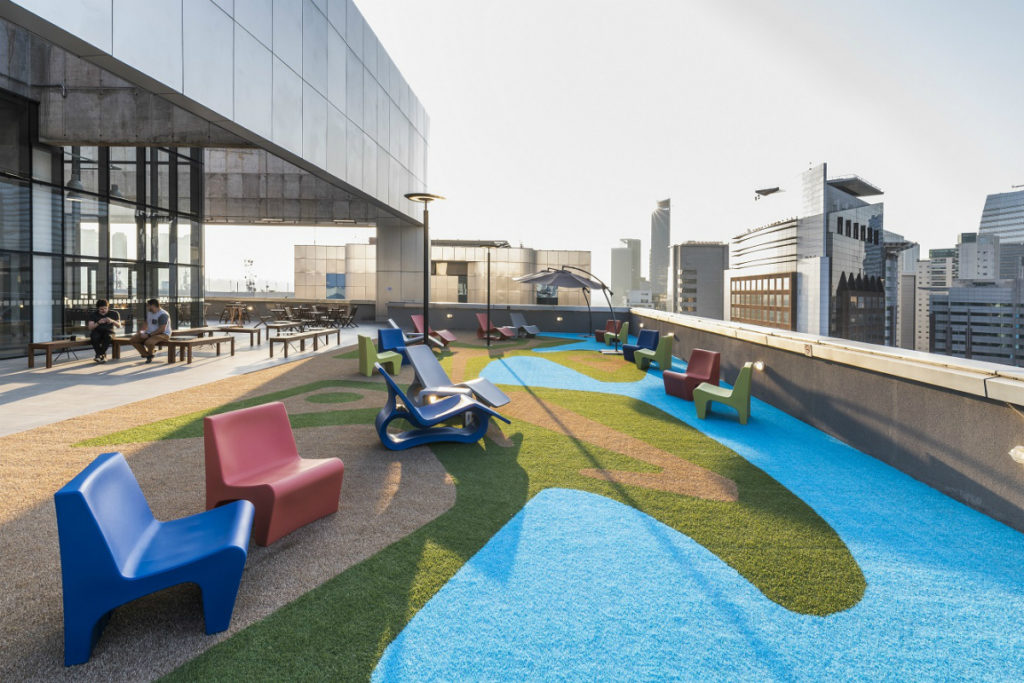 Praia urbana e videowall são destaques do Cubo Itaú, coworking que reúne 250 startups Geometria do piso cria ilusão de mar azul, areia, e vegetação na cobertura. Foto: Renato Navarro/Divulgação