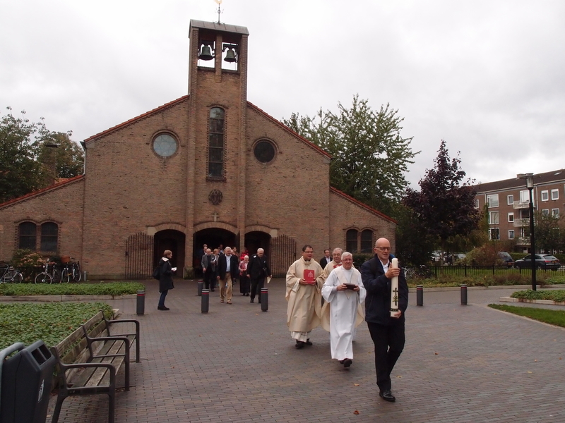 Procissão saída da Sint Jacobuskerk, em direção à Protestant Bethel Church, que vai abrigar os ritos da comunidade. Foto: Daan Beekers/Religious Matters Procissão saída da Sint Jacobuskerk, em direção à Protestant Bethel Church, que vai abrigar os ritos da comunidade. Foto: Daan Beekers/Religious Matters