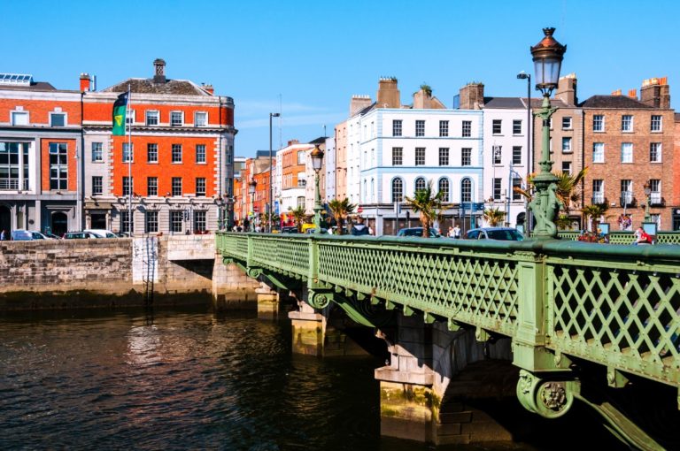 Visão da capital irlandesa a partir da Ponte Grattan. Foto: Bigstock