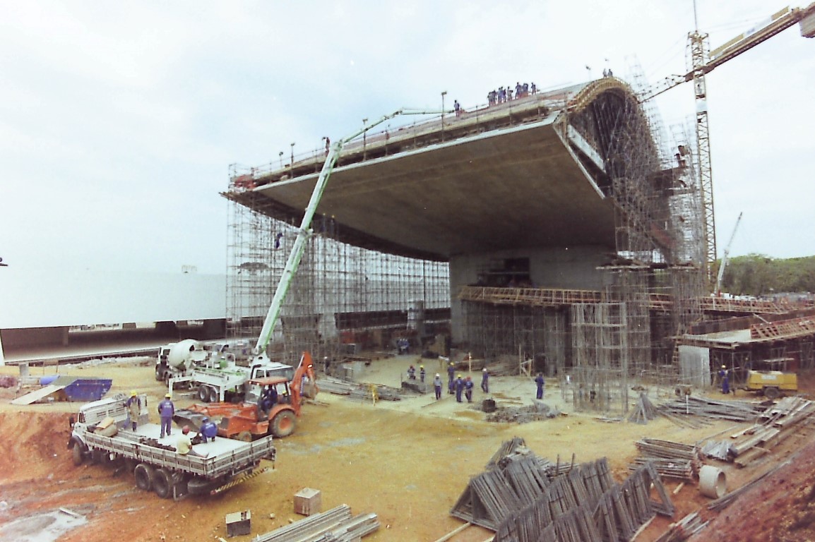 Fotos inéditas mostram os seis meses de construção do MON Fotos inéditas mostram os seis meses de construção do MON