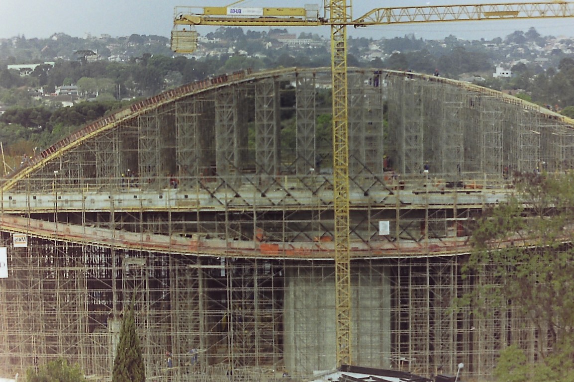 Fotos inéditas mostram os seis meses de construção do MON Fotos inéditas mostram os seis meses de construção do MON