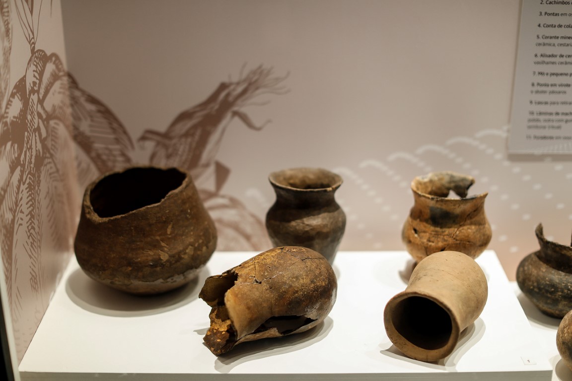 Departamento de Arqueologia do Museu Paranaense, responsável pelas pesquisas arqueológicas no estado e por um acervo de milhares de peças, como cerâmicas e ossos humanos Departamento de Arqueologia do Museu Paranaense, responsável pelas pesquisas arqueológicas no estado e por um acervo de milhares de peças, como cerâmicas e ossos humanos