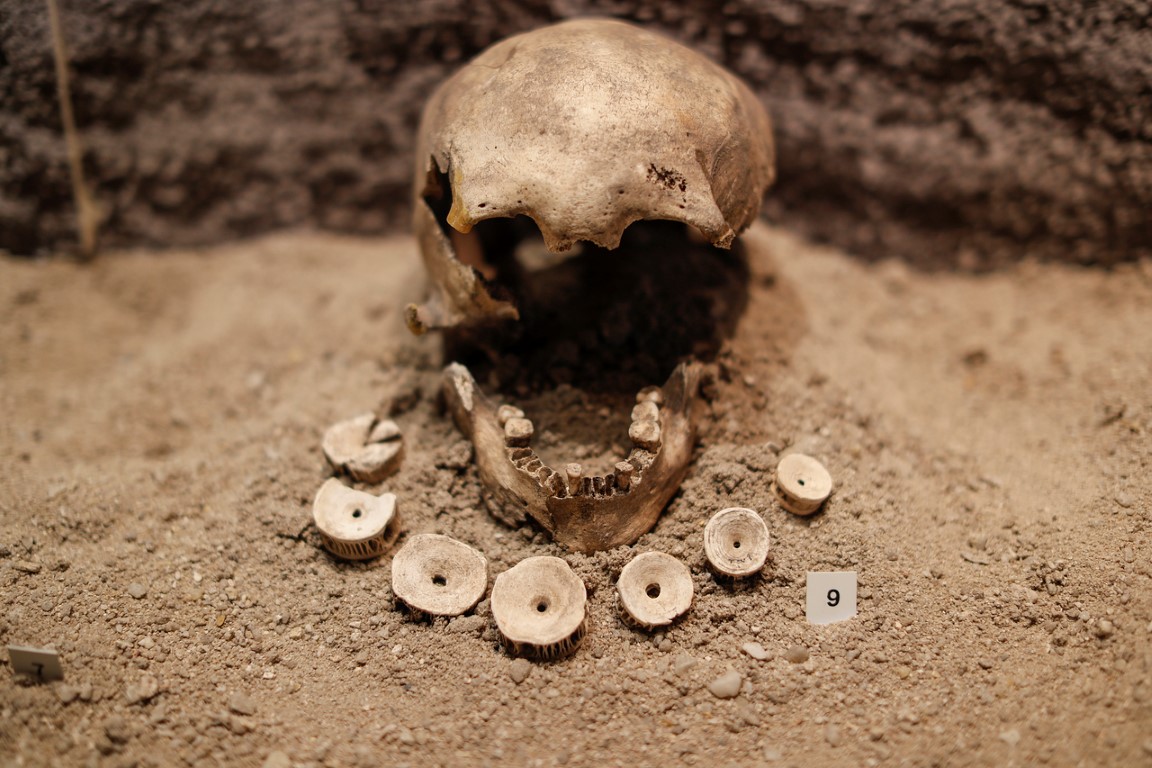 Departamento de Arqueologia do Museu Paranaense, responsável pelas pesquisas arqueológicas no estado e por um acervo de milhares de peças, como cerâmicas e ossos humanos Departamento de Arqueologia do Museu Paranaense, responsável pelas pesquisas arqueológicas no estado e por um acervo de milhares de peças, como cerâmicas e ossos humanos