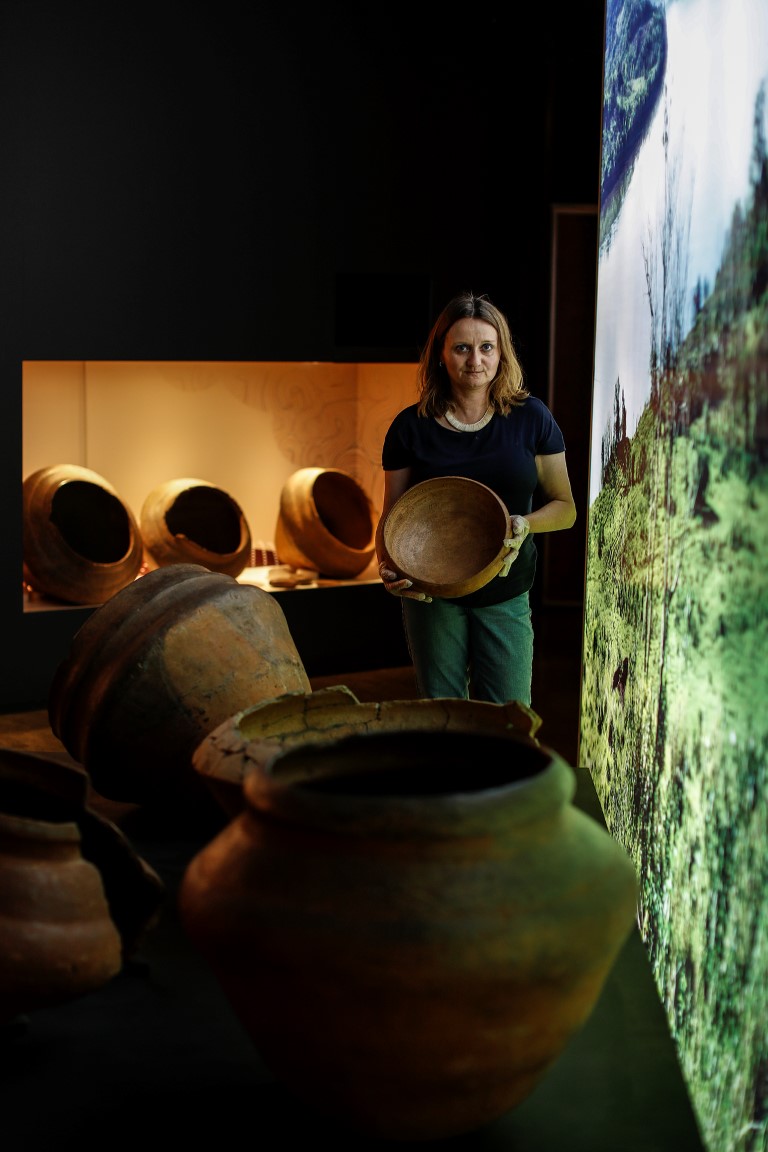 Departamento de Arqueologia do Museu Paranaense, responsável pelas pesquisas arqueológicas no estado e por um acervo de milhares de peças, como cerâmicas e ossos humanos Departamento de Arqueologia do Museu Paranaense, responsável pelas pesquisas arqueológicas no estado e por um acervo de milhares de peças, como cerâmicas e ossos humanos