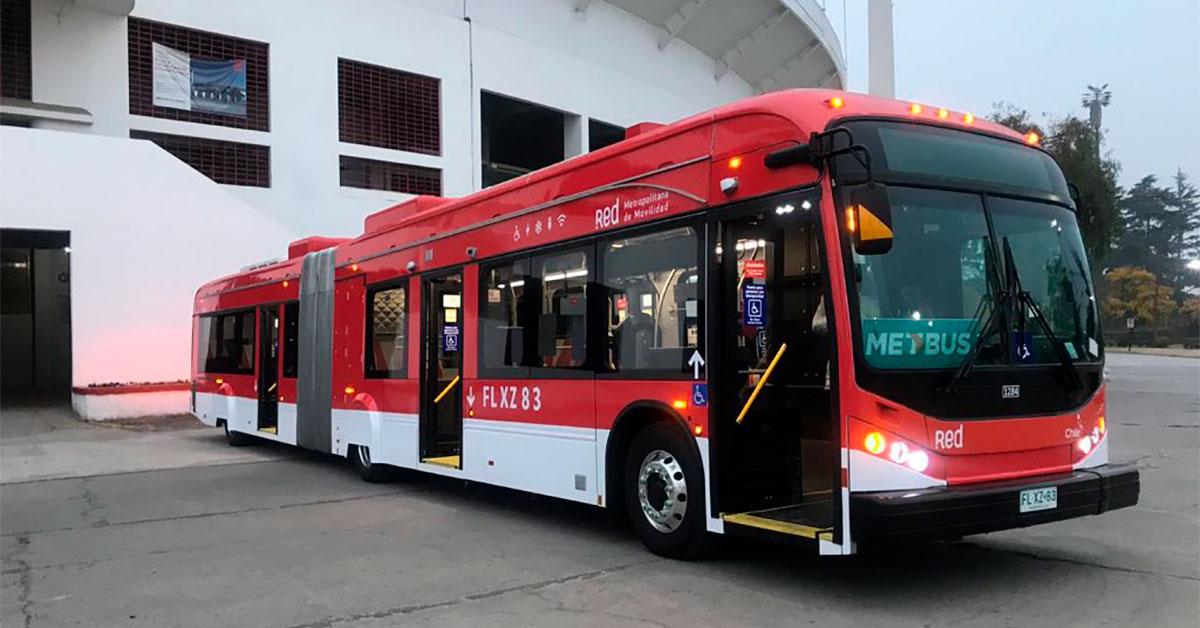 Um dos ônibus elétricos articulados de Santiago: o veículo da marca BYD tem capacidade para 104 passageiros. A cidade é hoje referência na América Latina em frotas sustentáveis. Crédito: Ministério do Transporte e Comunicações do Chile. Um dos ônibus elétricos articulados de Santiago: o veículo da marca BYD tem capacidade para 104 passageiros. A cidade é hoje referência na América Latina em frotas sustentáveis. Crédito: Ministério do Transporte e Comunicações do Chile.