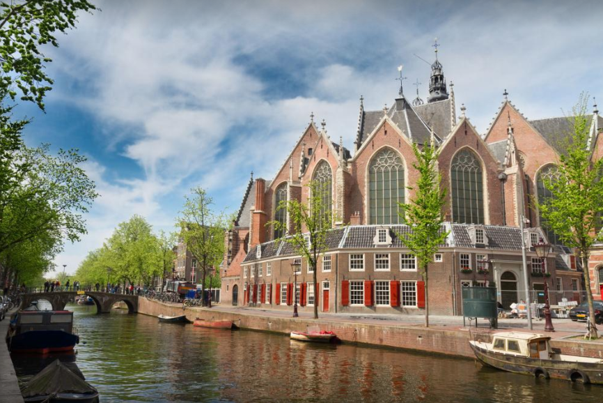 Oude Kerk, mais antiga igreja de Amsterdã, construída em 1213, atualmente funciona como museu. Foto: Alex Mark Oude Kerk, mais antiga igreja de Amsterdã, construída em 1213, atualmente funciona como museu. Foto: Alex Mark
