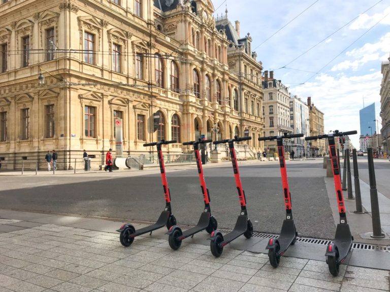 Estudo norte-americano aponta que manutenção dos patinetes elétricos tem impacto ambiental maior que diversos outros modais. Foto: Bigstock