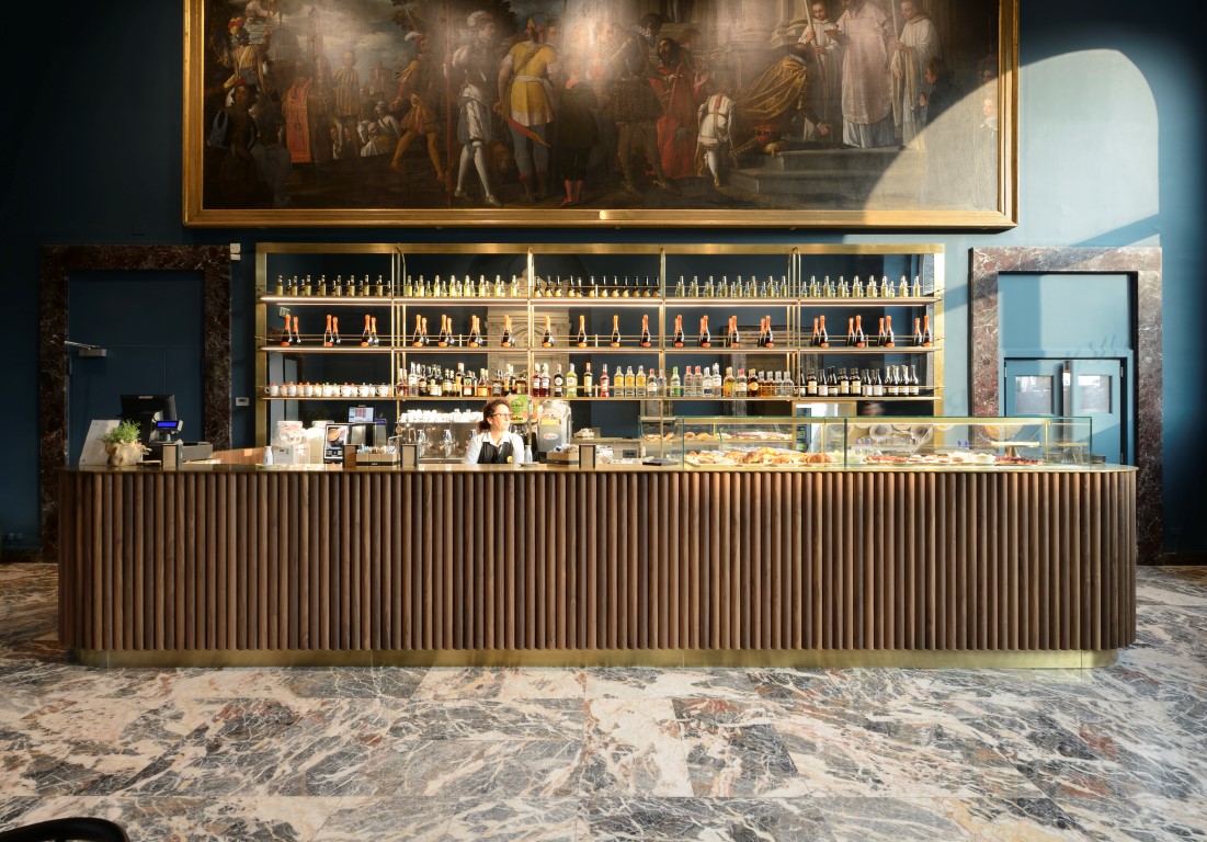 Novo café em Milão vira sensação com arquitetura e design de 1950 Novo café em Milão vira sensação com arquitetura e design de 1950