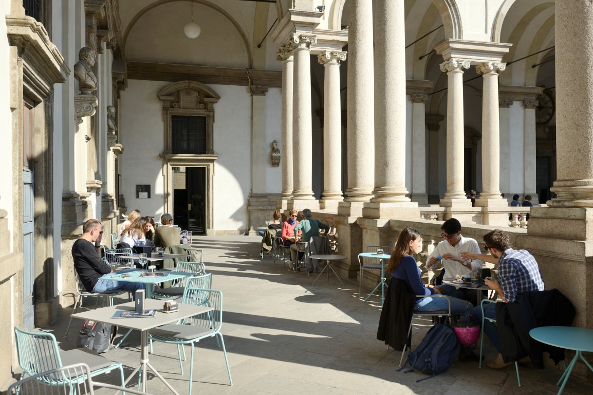 Novo café em Milão vira sensação com arquitetura e design de 1950 Novo café em Milão vira sensação com arquitetura e design de 1950