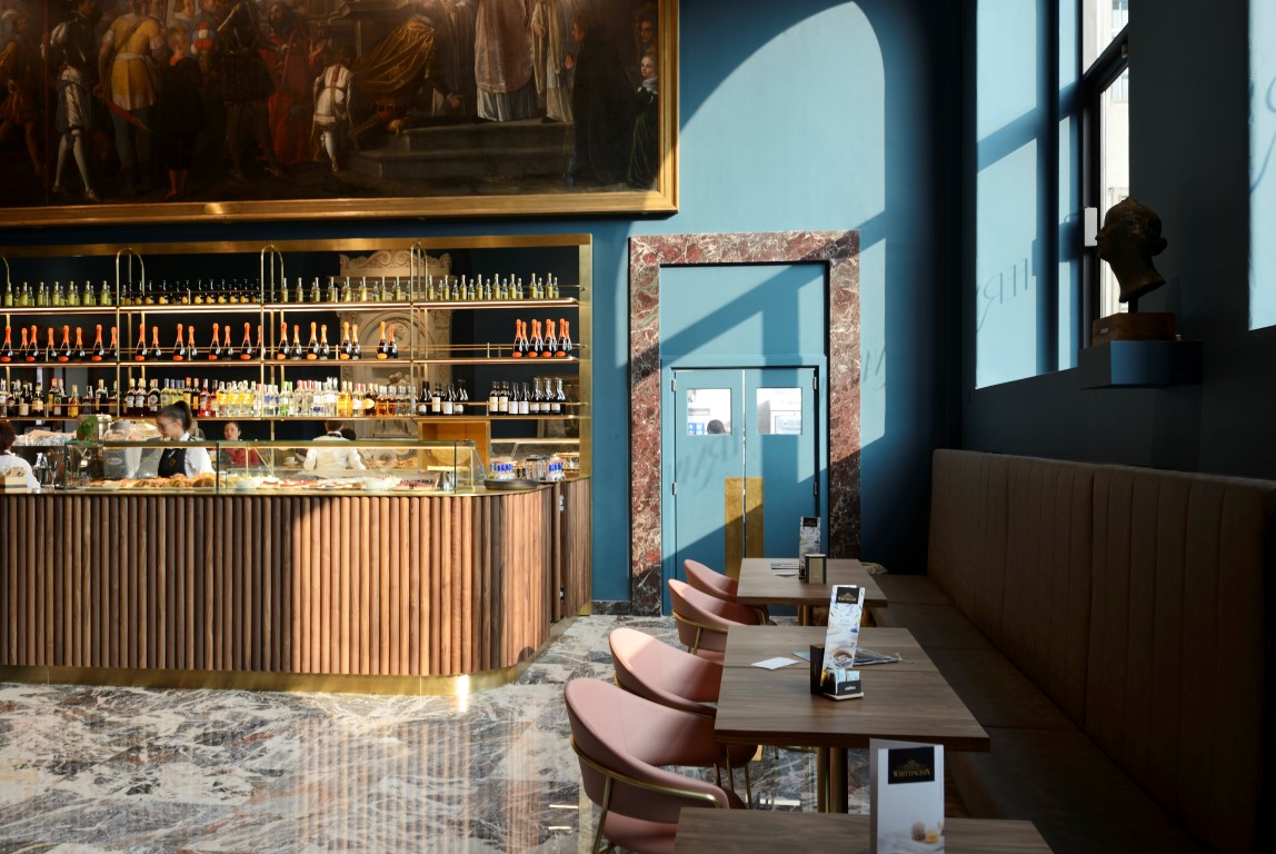 Novo café em Milão vira sensação com arquitetura e design de 1950 Novo café em Milão vira sensação com arquitetura e design de 1950