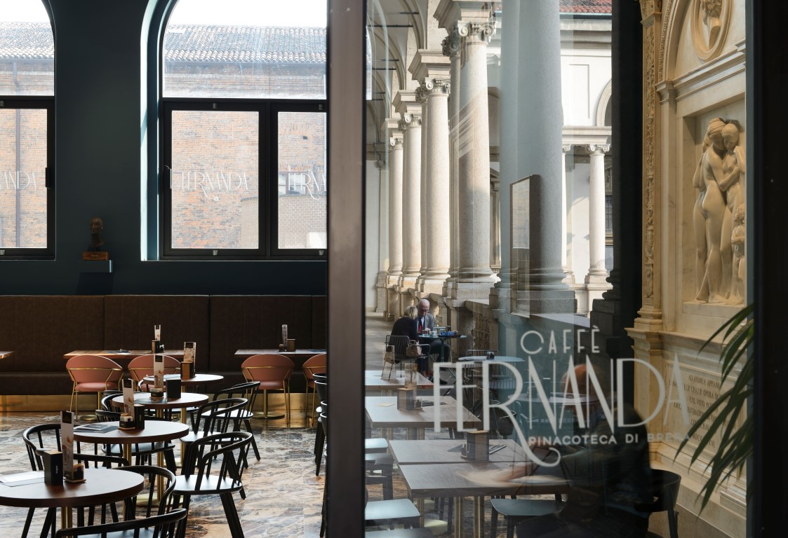 Novo café em Milão vira sensação com arquitetura e design de 1950 Novo café em Milão vira sensação com arquitetura e design de 1950