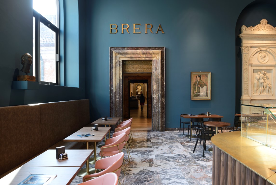 Novo café em Milão vira sensação com arquitetura e design de 1950 Novo café em Milão vira sensação com arquitetura e design de 1950