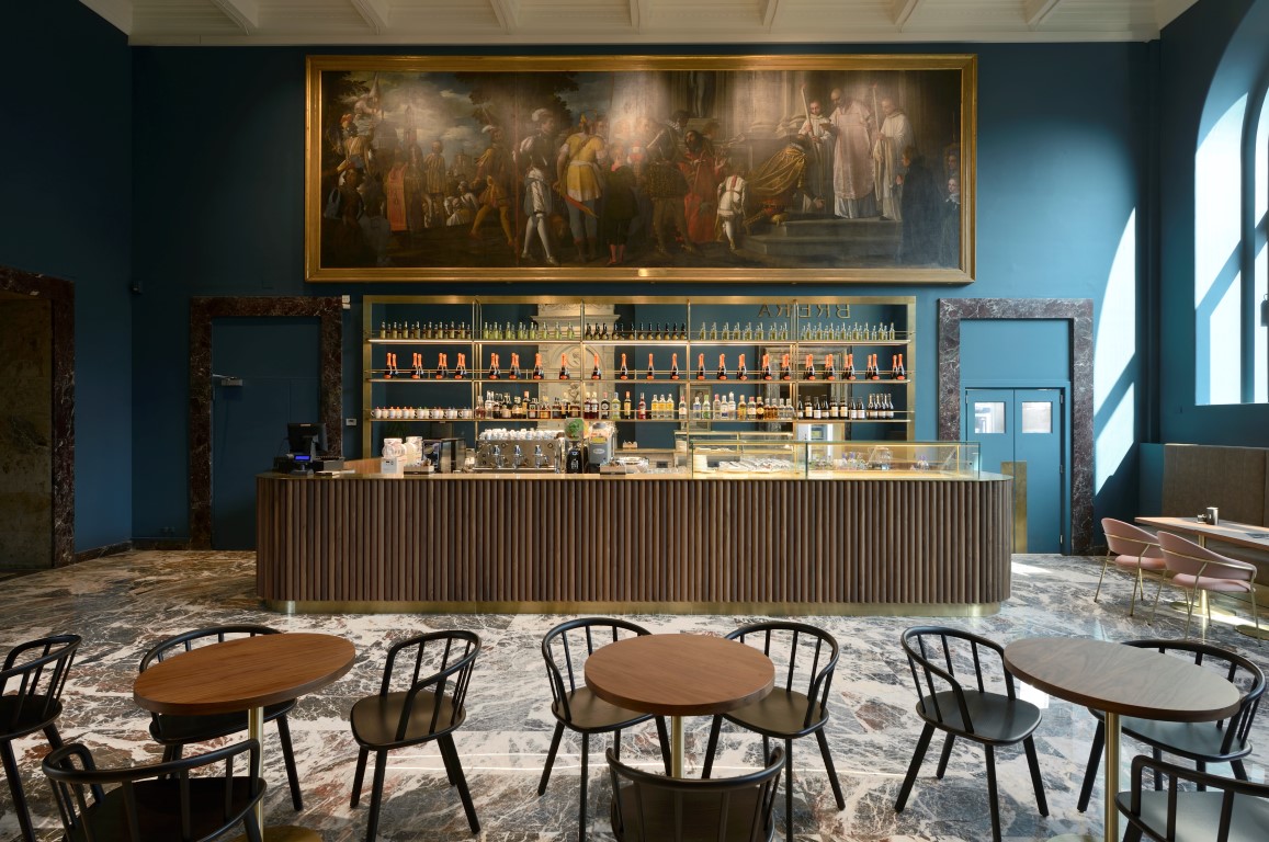 Novo café em Milão vira sensação com arquitetura e design de 1950 Novo café em Milão vira sensação com arquitetura e design de 1950