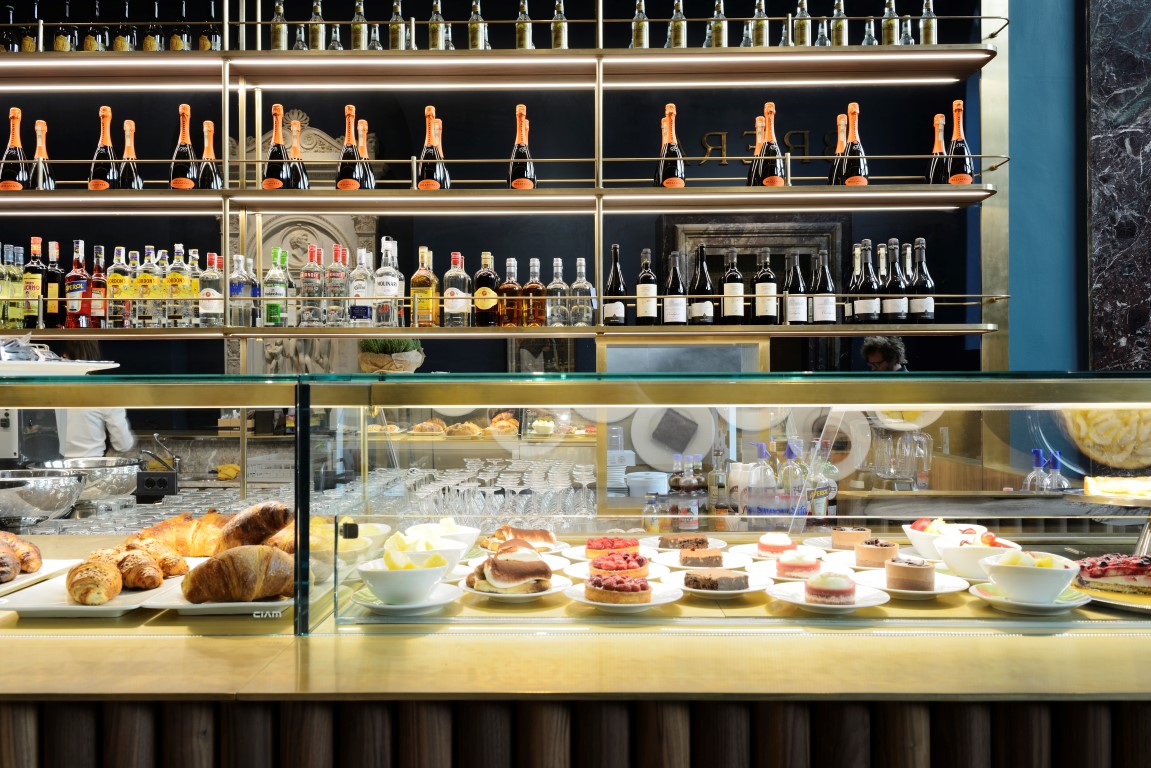 Novo café em Milão vira sensação com arquitetura e design de 1950 Novo café em Milão vira sensação com arquitetura e design de 1950