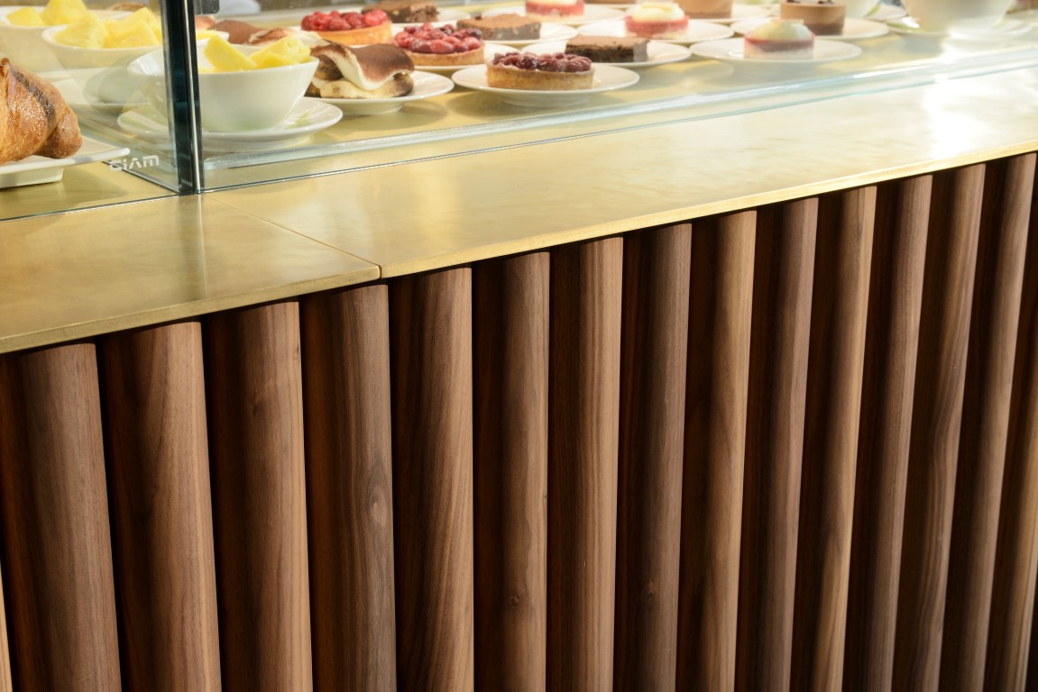 Novo café em Milão vira sensação com arquitetura e design de 1950 Novo café em Milão vira sensação com arquitetura e design de 1950