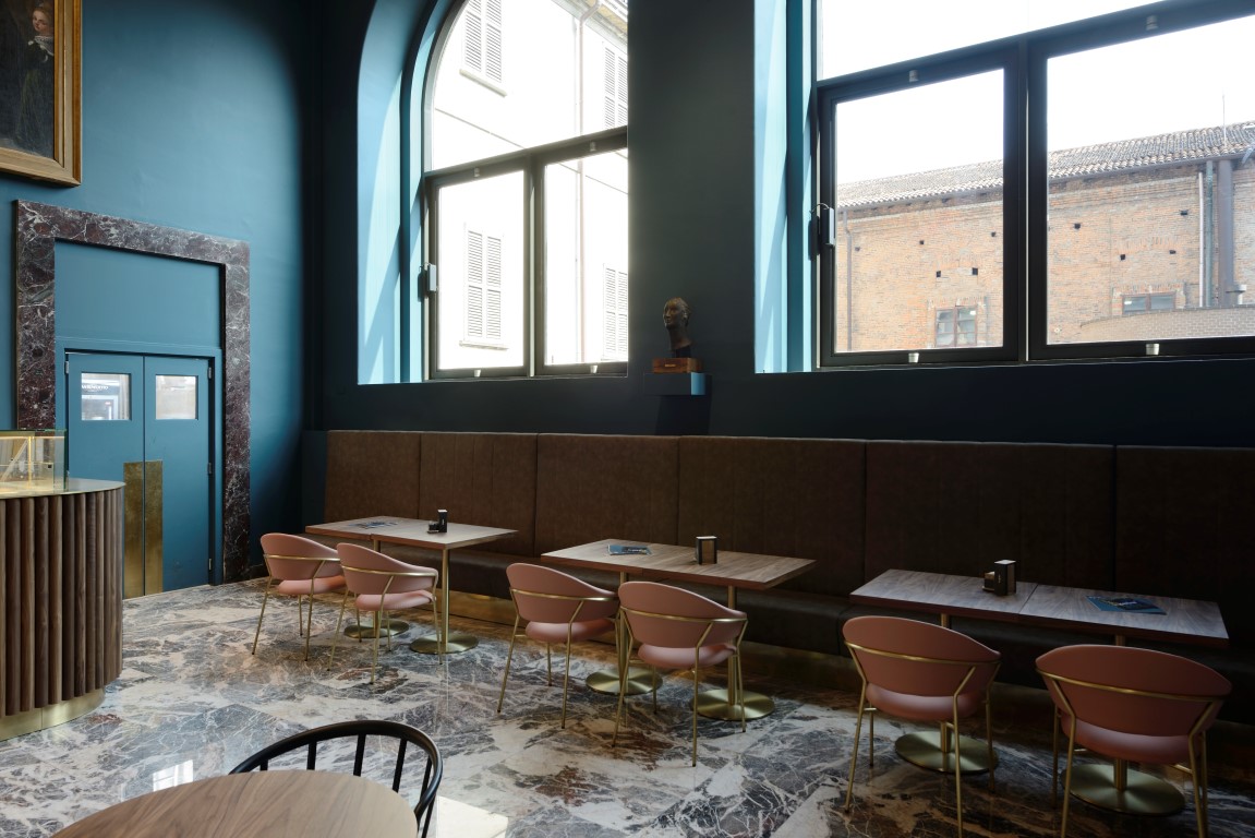 Novo café em Milão vira sensação com arquitetura e design de 1950 Novo café em Milão vira sensação com arquitetura e design de 1950