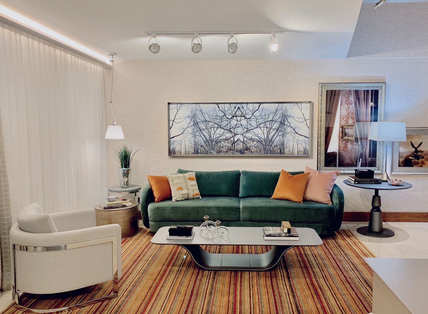 Living ganha mais vida após retrofit que deu destaque para obras de arte e peças de antiquário. Fotos: Architetonika Nomad / Divulgação. 