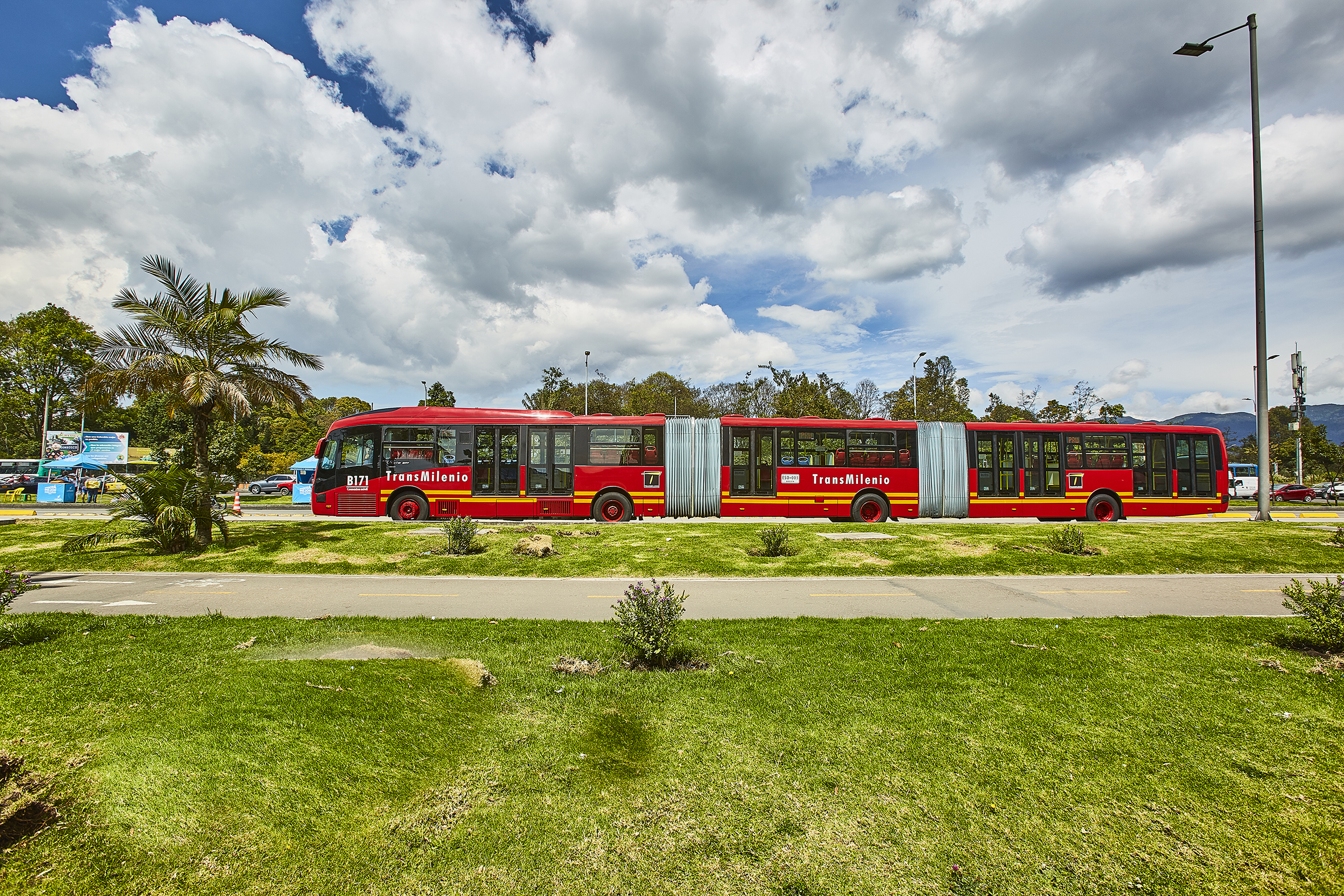 Volvo B171: os novos
biarticulados da Volvo,
em Bogotá, contam com
tecnologia Euro 5. Renovação é componente
importante para diminuição da emissão de gases poluentes. Foto: divulgação Volvo B171: os novos
biarticulados da Volvo,
em Bogotá, contam com
tecnologia Euro 5. Renovação é componente
importante para diminuição da emissão de gases poluentes. Foto: divulgação