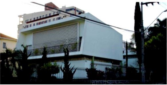Casa modernista de um dos principais arquitetos do Brasil está desprotegida em cidade do PR Fachada da Residência Família Justos, no Centro de Ponta Grossa, construída em 1950 por Miguel Juliano. Foto: Reprodução / Avaaz