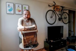 Bruno Pugioli mantém uma caixa de abelhas sem ferrão na sala de casa. Foto: Jonathan Campos/Gazeta do Povo