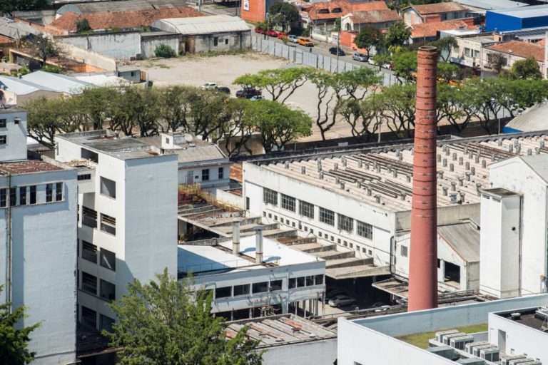Registro aéreo de parte do complexo fabril da antigas cervejarias Glória, Atlântica e da Ambev. Foto: Letícia Akemi/Gazeta do Povo