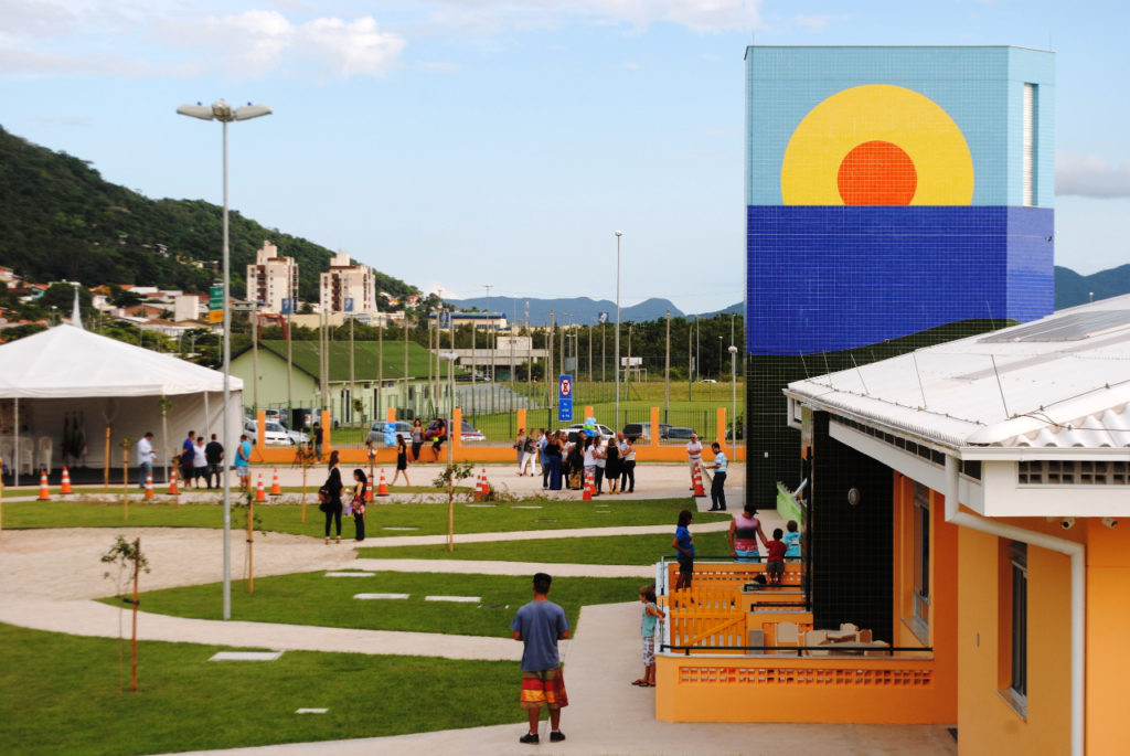 Creche construída no Brasil é a primeira do mundo com selo máximo de construção sustentável Creche Hassis, em Florianópolis, segue preceitos da arquitetura sustentável e tem certificação LEED Platinum. Foto: Divulgação