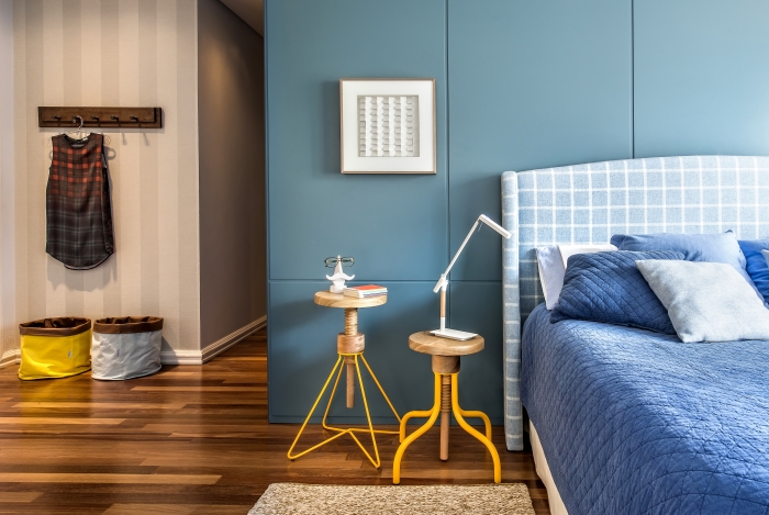 Banquinhos industriais da Ontwerp com função de criado-mudo: ambiente criado pela designer de interiores Renata McCartney. Ao fundo, sacos de tecido da designer para guardar diversos objetos. Foto: Letícia Akemi/Gazeta do Povo Banquinhos industriais da Ontwerp com função de criado-mudo: ambiente criado pela designer de interiores Renata McCartney. Ao fundo, sacos de tecido da designer para guardar diversos objetos. Foto: Letícia Akemi/Gazeta do Povo