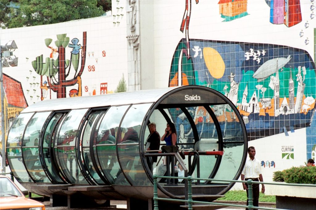 Estação-tubo curitibana foi primeira criação brasileira a ganhar o “Oscar” do design Design das estações-tubo foi concebido pensando também em criar uma personalidade para a paisagem urbana da capital paranaense. Foto dos anos 2000. Foto: Divulgação