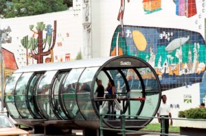 Estação-tubo curitibana foi primeira criação brasileira a ganhar o “Oscar” do design Design das estações-tubo foi concebido pensando também em criar uma personalidade para a paisagem urbana da capital paranaense. Foto dos anos 2000. Foto: Divulgação