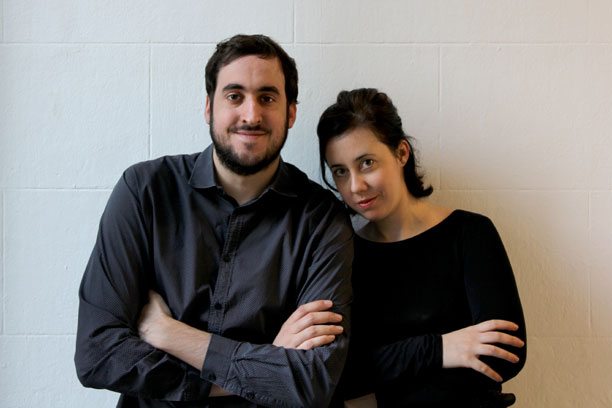 Os arquitetos Laura Bonell e Daniel López-Dòriga, do escritório Bonell+Doriga, recebem o Prêmio Début da Trienal de Arquitetura de Lisboa2019. Foto: Europan España/Reprodução Os arquitetos Laura Bonell e Daniel López-Dòriga, do escritório Bonell+Doriga, recebem o Prêmio Début da Trienal de Arquitetura de Lisboa2019. Foto: Europan España/Reprodução