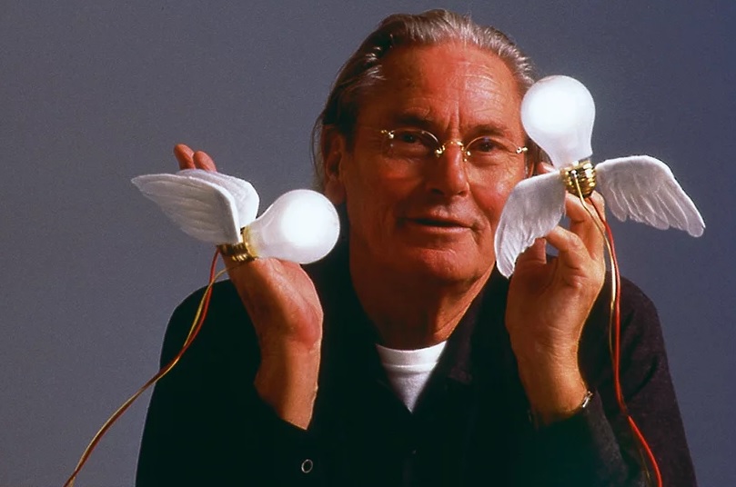 Retrato do designer alemão Ingo Maurer com as luminárias "Lucellino". Foto: Tom Vack/Reprodução Retrato do designer alemão Ingo Maurer com as luminárias "Lucellino". Foto: Tom Vack/Reprodução