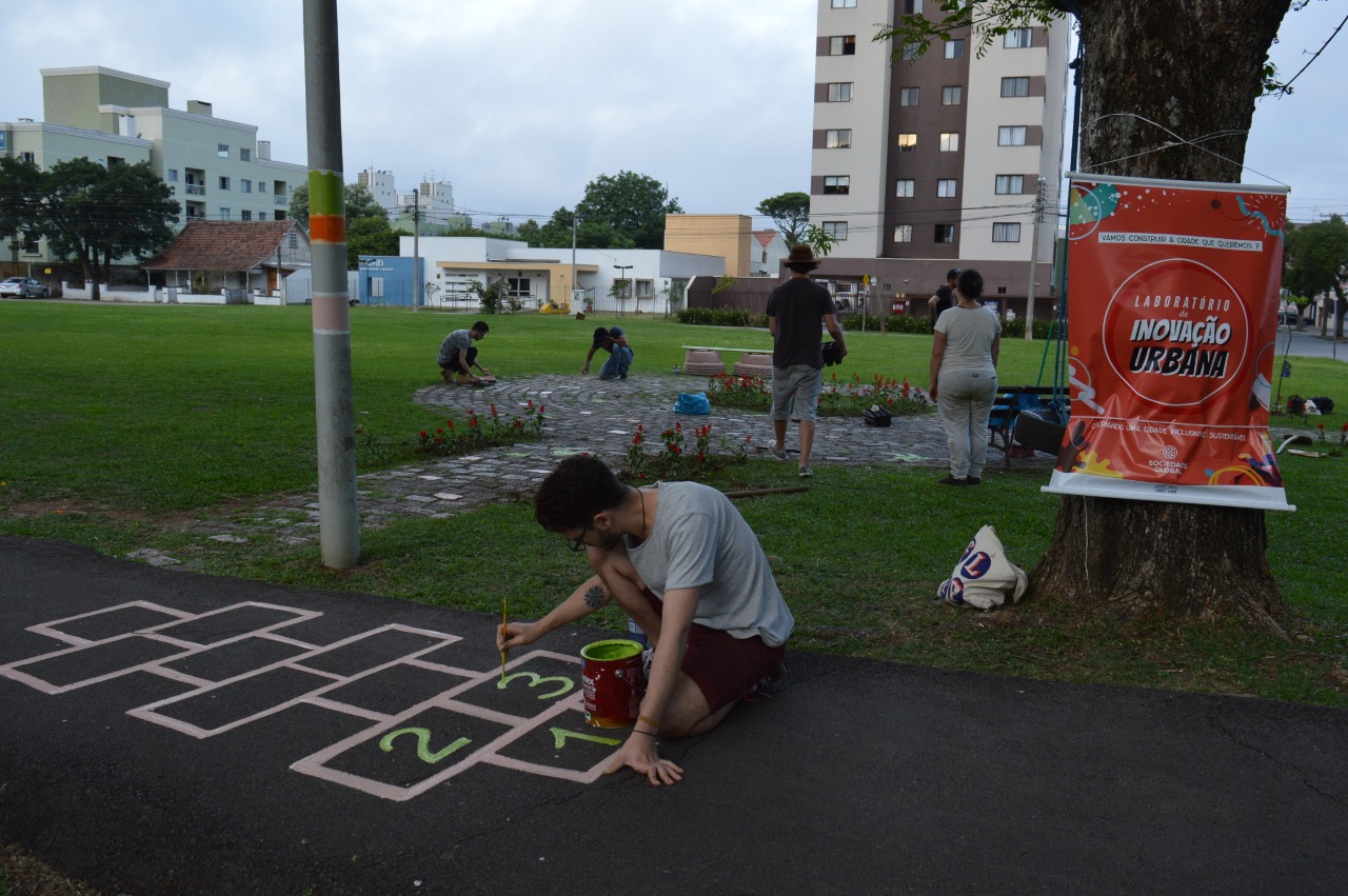 Um jogo de amarelinha foi pintado na ciclovia, para atender crianças que passam pelo local. Foto: Divulgação Um jogo de amarelinha foi pintado na ciclovia, para atender crianças que passam pelo local. Foto: Divulgação