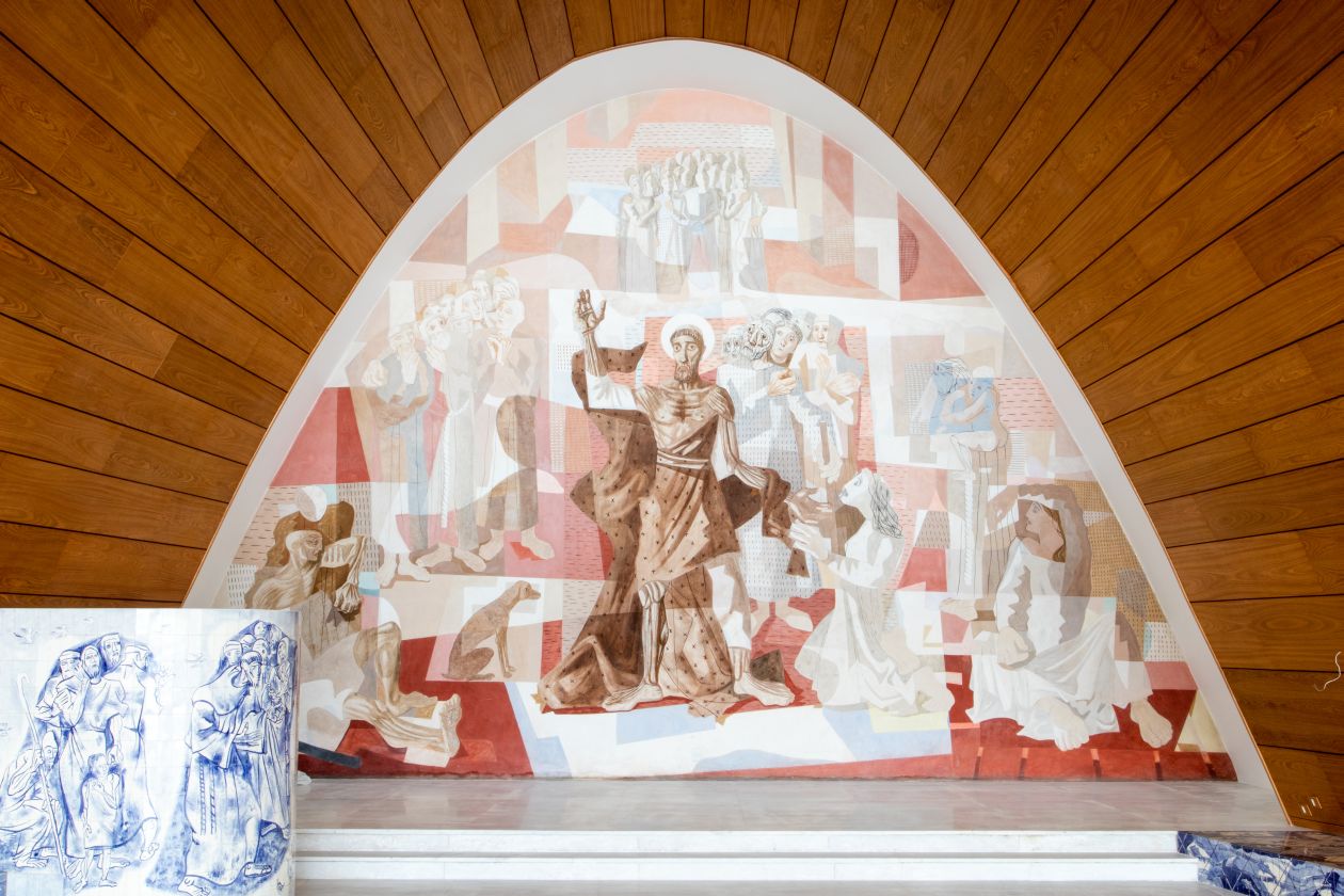Mural de Portinari atrás do altar: figura do cachorro teria incomodado arcebispo da época, que não realizou a consagração da capela. Foto: divulgação/Tecnibras Mural de Portinari atrás do altar: figura do cachorro teria incomodado arcebispo da época, que não realizou a consagração da capela. Foto: divulgação/Tecnibras