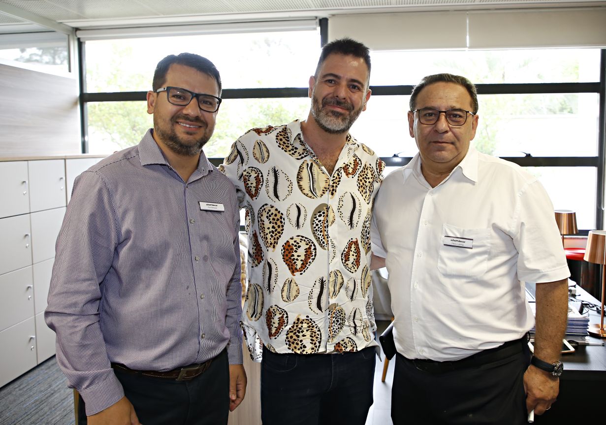Onei Marques, gerente comercial da Schattdecor, o arquiteto Bittor Sanchez e Flávia Lufchitz, diretor geral da Schattdecor. Onei Marques, gerente comercial da Schattdecor, o arquiteto Bittor Sanchez e Flávia Lufchitz, diretor geral da Schattdecor.