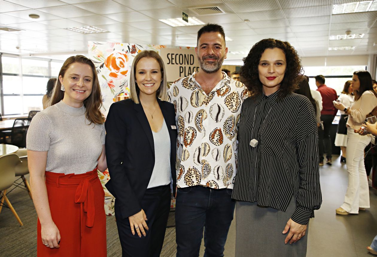Sharon Abdalla, editora de HAUS, Elisa Toazza, gerente de marketing e design da Schattdecor Brasil, o arquiteto Bittor Sanchez, e Daliane Nogueira, editora de HAUS. Sharon Abdalla, editora de HAUS, Elisa Toazza, gerente de marketing e design da Schattdecor Brasil, o arquiteto Bittor Sanchez, e Daliane Nogueira, editora de HAUS.