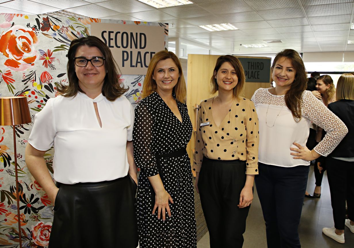 Maristela Bubniak e Keilla Resende, da Móveis Campo Largo, Adelita Lenartowaski, designer da Schattdecor, e Pâmela Testa, gerente comercial da Gazeta do Povo. Maristela Bubniak e Keilla Resende, da Móveis Campo Largo, Adelita Lenartowaski, designer da Schattdecor, e Pâmela Testa, gerente comercial da Gazeta do Povo.