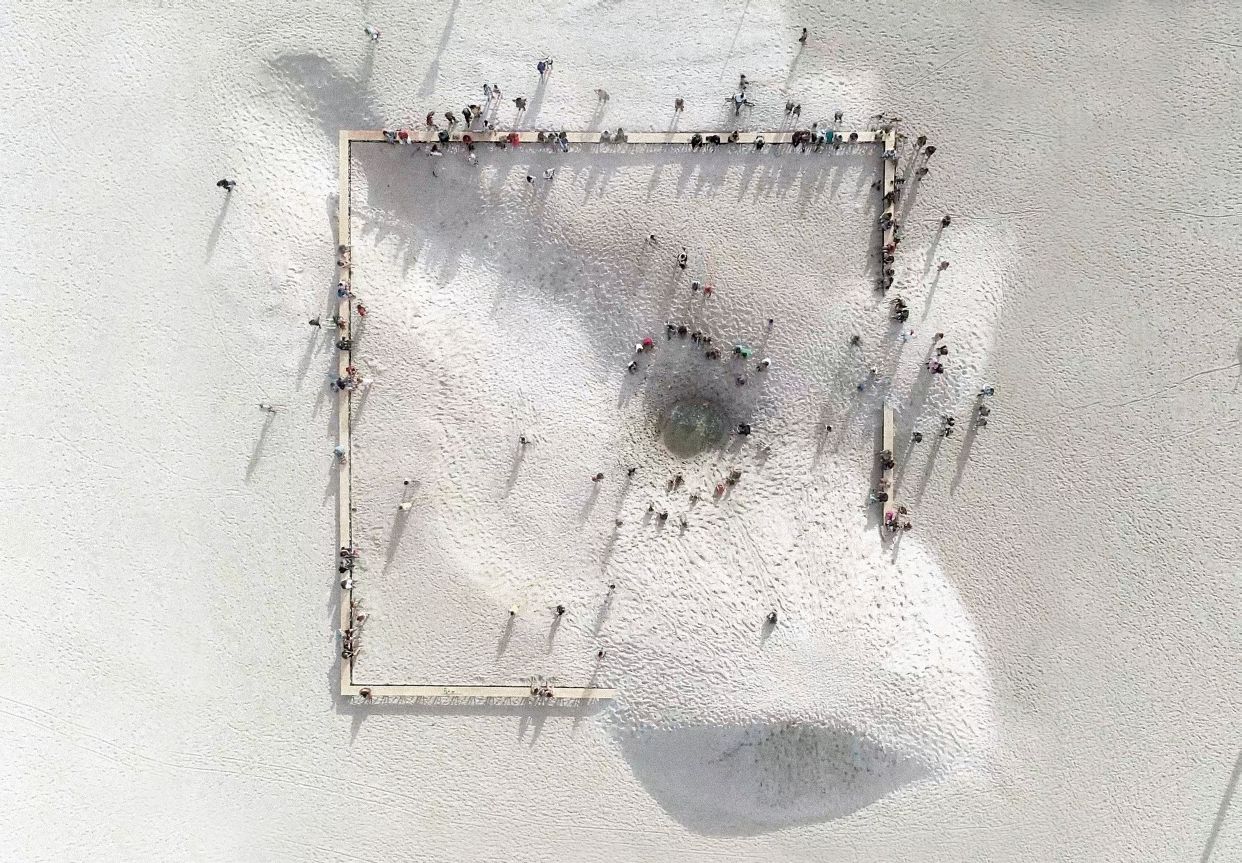 Instalação "A praia e o tempo", realizada pelo Grua em 2018 na Praia de Copacabana. Foto: Acervo pessoal/Tempo Festival Instalação "A praia e o tempo", realizada pelo Grua em 2018 na Praia de Copacabana. Foto: Acervo pessoal/Tempo Festival