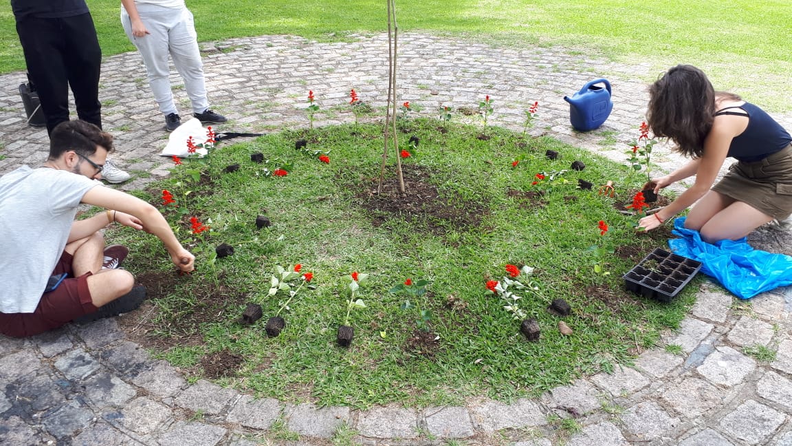 Uma das intervenções programadas pelo Laboratório de Inovação Urbana foi a melhoria de um espaço na rua Conselheiro Laurindo, visando o descanso de adultos catadores e família Foto: Amanda Milléo / Gazeta do Povo Uma das intervenções programadas pelo Laboratório de Inovação Urbana foi a melhoria de um espaço na rua Conselheiro Laurindo, visando o descanso de adultos catadores e família Foto: Amanda Milléo / Gazeta do Povo