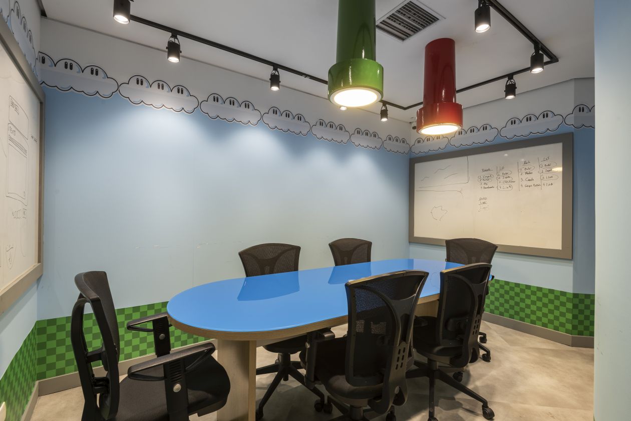 Projeto de Amanda Fabbri tem luminárias exclusivas e decoração com temática do game "Mario Bros". Foto: Fernando Zequinão/Gazeta do Povo