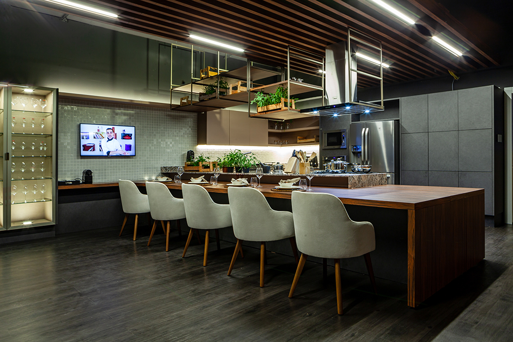Cozinha Gourmet tem como diferencial a automação de iluminação, som e imagem. Foto: Daniel Sorrentino / divulgação. Cozinha Gourmet tem como diferencial a automação de iluminação, som e imagem. Foto: Daniel Sorrentino / divulgação.