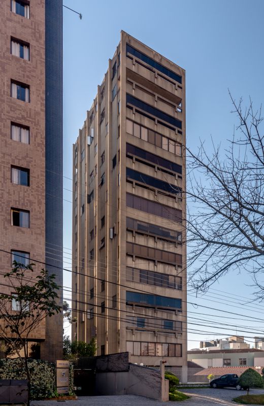 Edifício icônico na paisagem do bairro Bigorrilho teve projeto do engenheiro e arquiteto Elgson Ribeiro Gomes e inspiração no estilo do arquiteto modernista Le Corbusier. Foto: Rafael Schimidt/Divulgação Edifício icônico na paisagem do bairro Bigorrilho teve projeto do engenheiro e arquiteto Elgson Ribeiro Gomes e inspiração no estilo do arquiteto modernista Le Corbusier. Foto: Rafael Schimidt/Divulgação